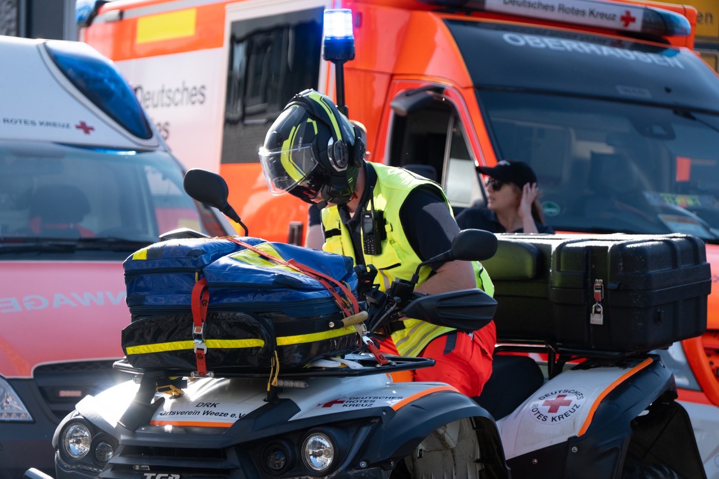 Helfer auf dem DRK-Quad